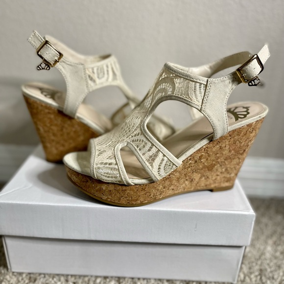 Cream lace wedge heels - Picture 2 of 5